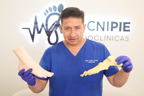 Podólogo mostrando un modelo anatómico del pie