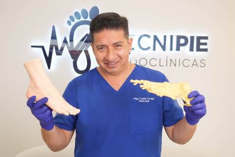 Podólogo con modelo anatómico del pie